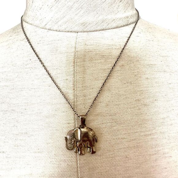 Silver tone elephant pendant necklace - Picture 1 of 11